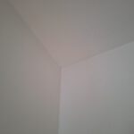 Eine leere Ecke in einem Zimmer
