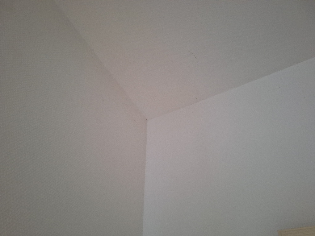 Eine leere Ecke in einem Zimmer